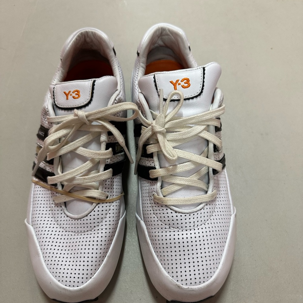 Y-3 SPRINT CLASSIC II
White & Black size 7 1/2
Style Code: M22236
B45